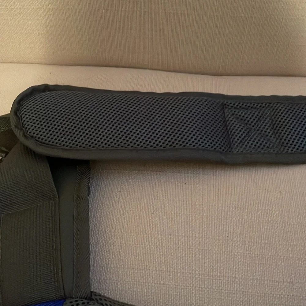 Small Dog or Cat Carrier. NWOT. Adjustable Straps. Fits Pet Up To 10 lbs